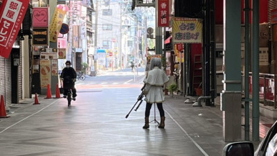 어느 평화로운 아침 일본의 상점가에 나타난 것은