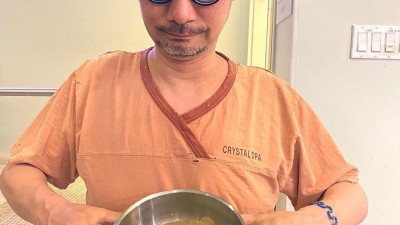 코지마 히데오가 찜질방가서 냉면 먹는 짤.jpg