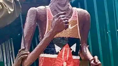 레전드 마라토너 킵초게 동상비교...