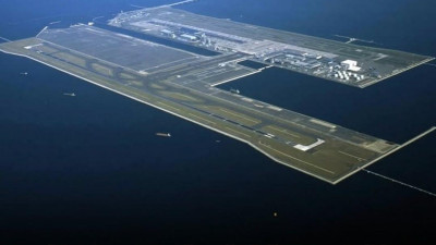 지금도 조금씩 가라앉고 있다는 공항